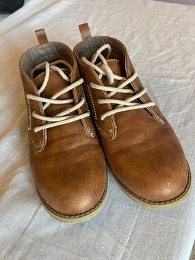 Men's Leather Chukka Boots in Brown with Cream Laces